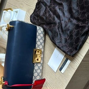 Gucci -GG Supreme Medium Padlock Shoulder Bag